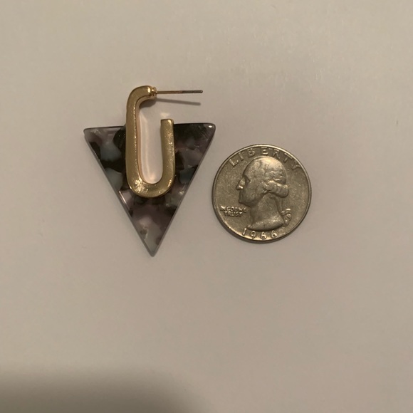 1 pair left! Grey geometric shape hoop earring - Picture 3 of 3